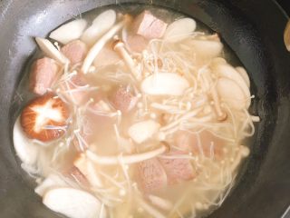 菌菇牛腩汤,倒入1盘纯净水焖煮5分钟。