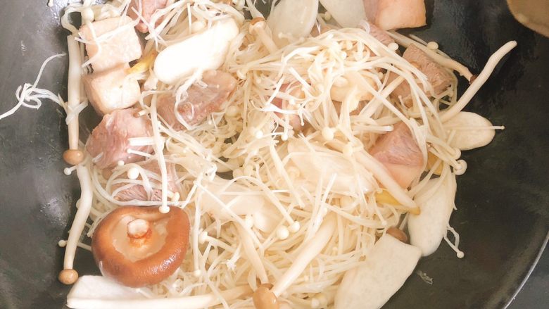 菌菇牛腩汤,倒入菌菇一同翻炒。
