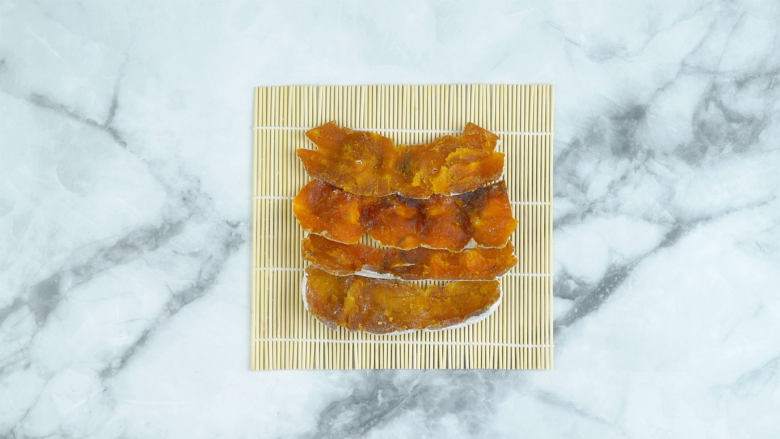香甜柿子核桃卷,将柿子饼叠放在寿司帘上