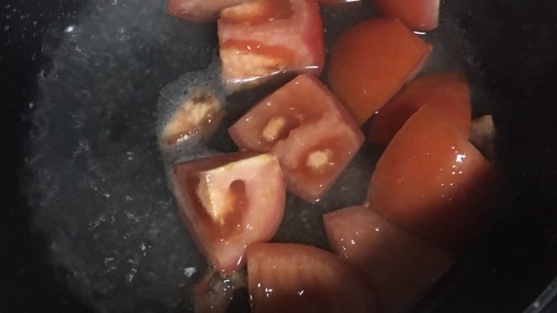 番茄牛奶泡面,2️⃣ 下去番茄丁，中大火盖锅煮一会至汁水微微变色。