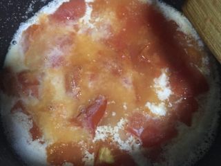 番茄牛奶泡面,4️⃣ 倒入和一开始加入的水1:1的牛奶量，中大火煮一会。