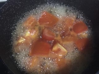 番茄牛奶泡面,3️⃣ 倒入适量番茄酱，继续煮30s。