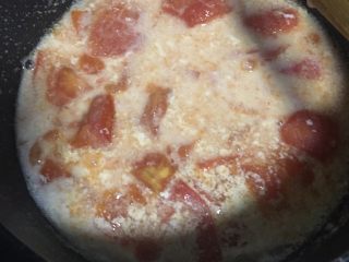 番茄牛奶泡面,5️⃣ 煮至微微浓稠。