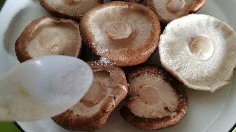 蚝油香菇鹌鹑蛋,每个香菇上涂一点点盐。