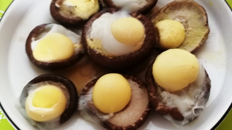 蚝油香菇鹌鹑蛋,十分钟后香菇和鹌鹑蛋蒸好后取出。