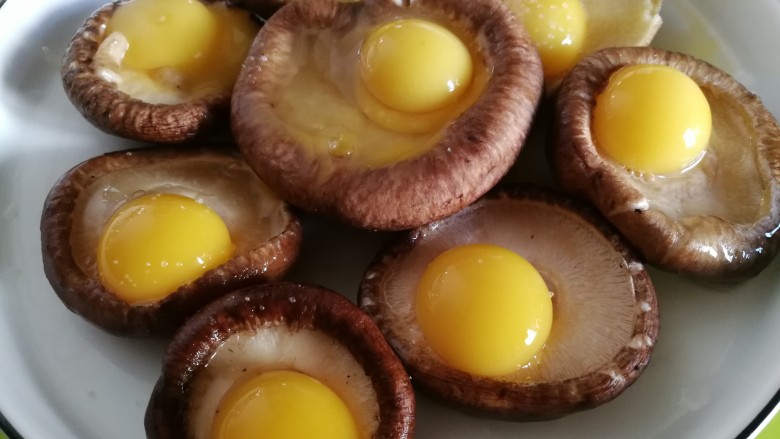 蚝油香菇鹌鹑蛋,然后把鹌鹑蛋打在香菇上