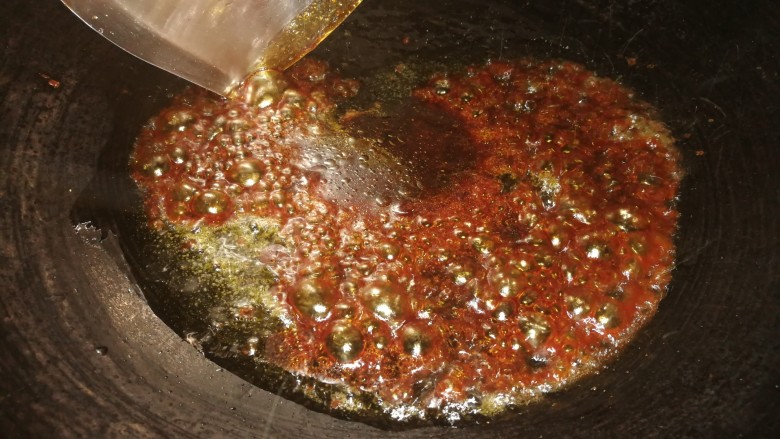 蚝油香菇鹌鹑蛋,将兑好的料汁放入锅里炒炸锅，