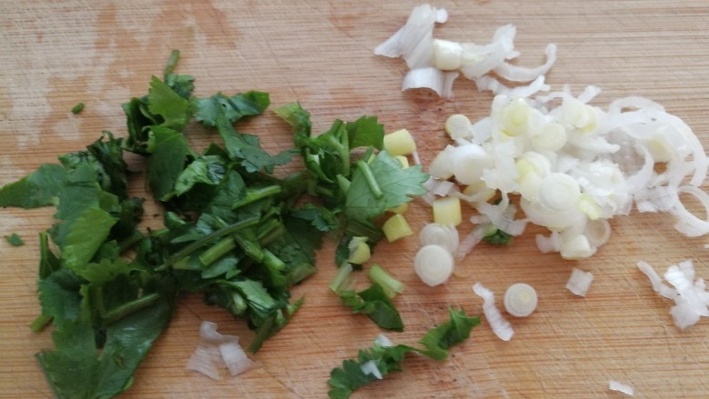 蚝油香菇鹌鹑蛋,我们准备种香菜，小葱碎