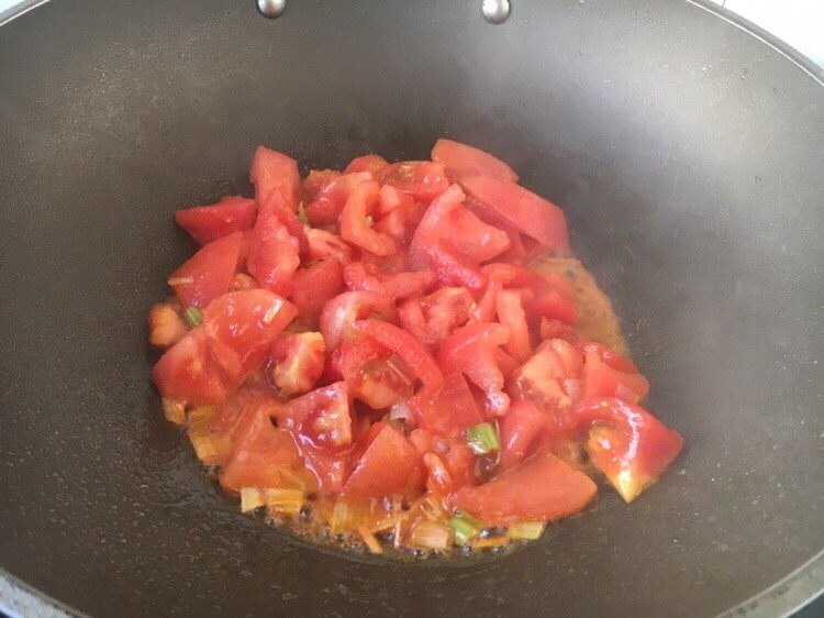 番茄鸡蛋豌豆菜花,放入番茄块，将番茄块炒熟。