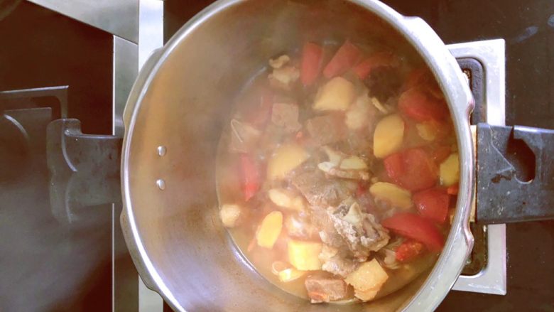 西红柿土豆炖牛腩,开盖后，若汤汁较多，可开着盖子大火收汁。