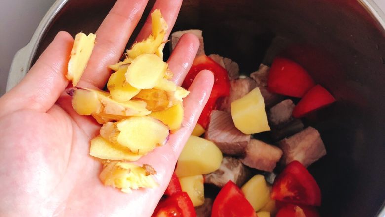 西红柿土豆炖牛腩,切成薄片，并放入高压锅。