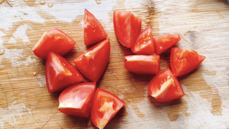 西红柿土豆炖牛腩,同样切成四面约2厘米大的块状。