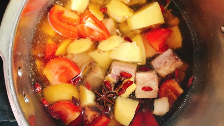 西红柿土豆炖牛腩,倒入纯净水，刚好莫过食材即可。盖上锅盖压15分钟。