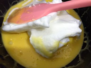 肉松沙拉蛋糕卷,分三次用翻拌的手法把打发好的蛋白跟蛋黄糊混合均匀