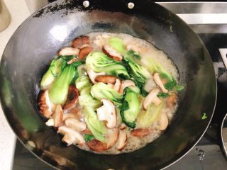 上海青炒香菇,再煮2分钟后关火起锅。