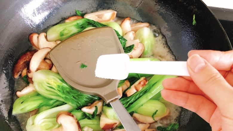上海青炒香菇,倒入半碗炖肉的汤汁（已调好味道的汤，会咸），并加入半勺盐。