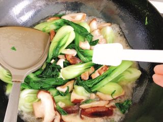 上海青炒香菇,再加入半勺味精。