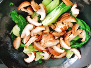 上海青炒香菇,倒入香菇一同翻炒1～2分钟。