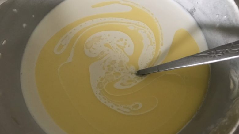 紫薯糯米糍,糯米粉搅拌到无颗粒状态，黄油溶成液体倒入搅拌好的糯米粉