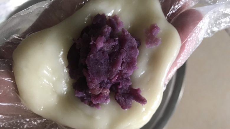 紫薯糯米糍,等待糯米粉凉透，搓一小块摊开放上紫薯