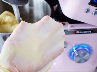 淡奶油杏仁面包,揉至完全扩展阶段，就是可以扯出薄薄的手套膜即可