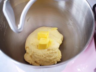 淡奶油杏仁面包,大约揉10分钟后加入黄油，继续启动揉面程序