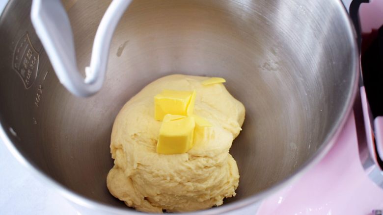 淡奶油杏仁面包,大约揉10分钟后加入黄油，继续启动揉面程序