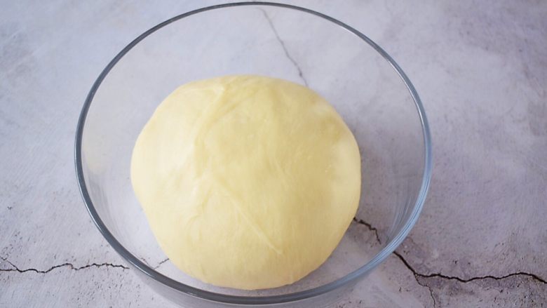 淡奶油杏仁面包,取出揉圆放入容器中，放在温暖处发酵至两倍大左右