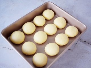 淡奶油杏仁面包,把面团一个一个揉圆，再放入模具中，放在温暖处进行二发