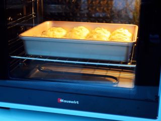 淡奶油杏仁面包,放入预热好的海氏烤箱，上下火160度，中层20分钟