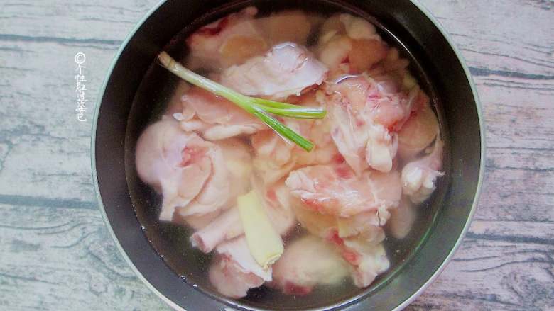 家常三杯鸡, 锅内坐水，加入葱姜、料酒烧至微开时将切块洗净的鸡块入锅