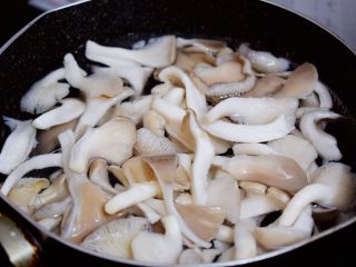 炸平菇,锅中烧开水，放入平菇焯水