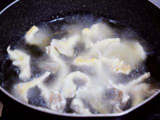 炸平菇,锅中倒入适量的食用油烧热，放入平菇小火炸至淡黄色
