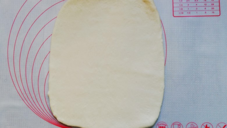 罗勒酱辫子面包,取其中一份擀成方形面片