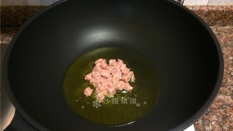 竹笋酸菜牛肉米线,放入牛肉快速翻炒变色断生。