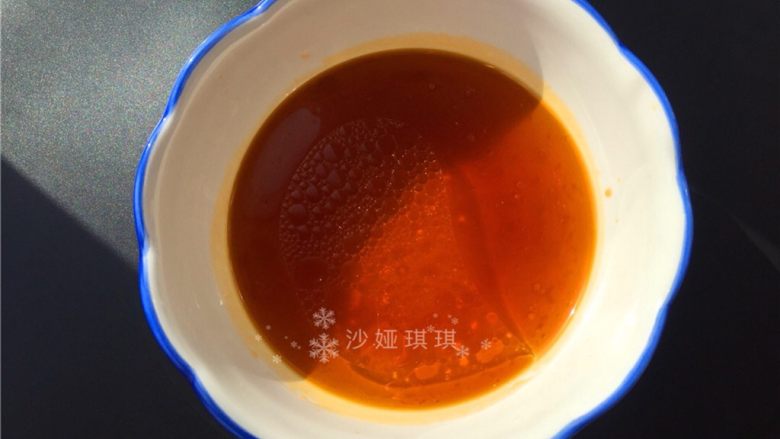 竹笋酸菜牛肉米线,取碗加入适量生抽、醋、盐和香油，用热汤冲散。