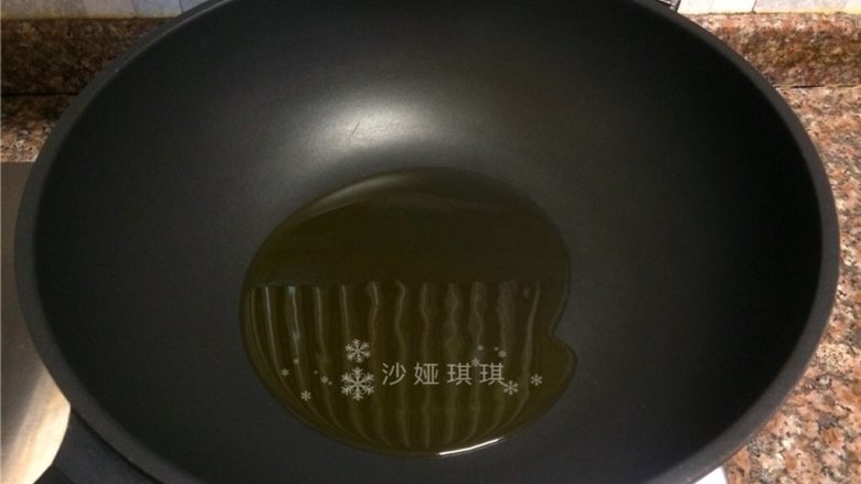 竹笋酸菜牛肉米线,热锅倒油烧至八成热。