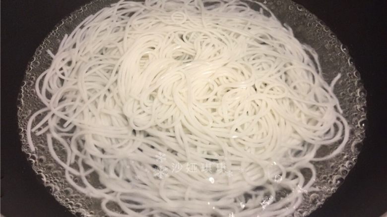 竹笋酸菜牛肉米线,再烧沸水，放入米线烫10秒即可捞入碗中。