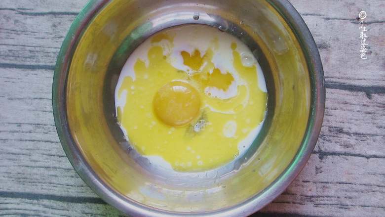 舒芙蕾松饼,蛋黄、牛奶、黄油混合，用蛋抽搅拌均匀
