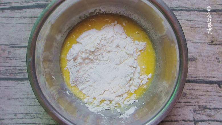 舒芙蕾松饼,筛入低筋面粉和2克泡打粉，用蛋抽画Z字搅拌均匀