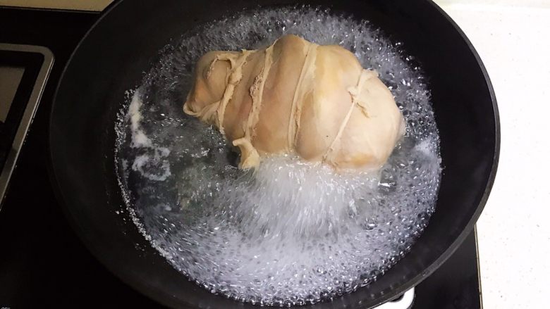 香而不腻的红油蒜蓉肘花,锅里加入冷水，放入猪肘，焯水15分钟