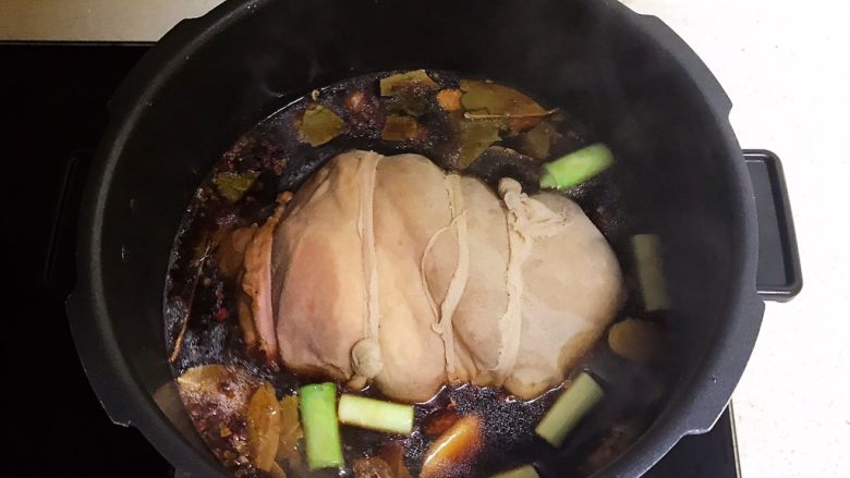 香而不腻的红油蒜蓉肘花,把焯好的的猪肘放入锅里，再加入适量开水，水量没过猪肘