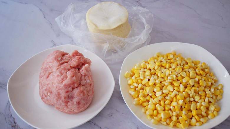 煎猪肉玉米饺子,准备好材料