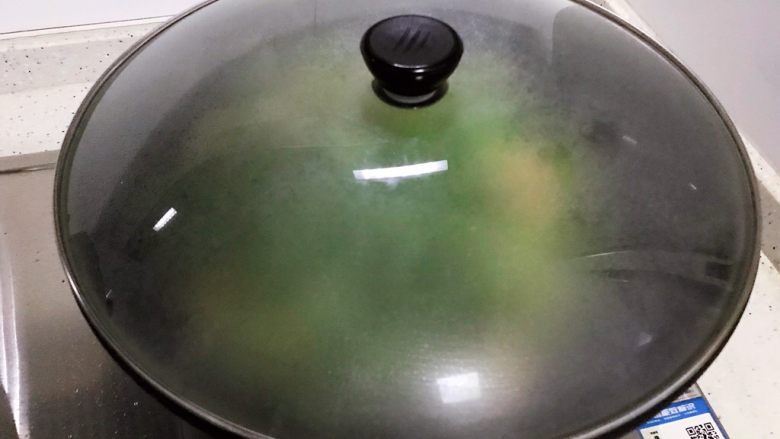虾仁油麦菜,盖上锅盖，转中小火，焖煮2分钟