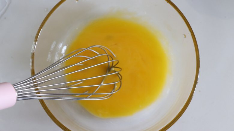 如棉花般口感的戚风蛋糕（烫面+水浴法）,用勺子挖出蛋黄，取大约1个全蛋+2个蛋黄的量，放到容器中，打散。