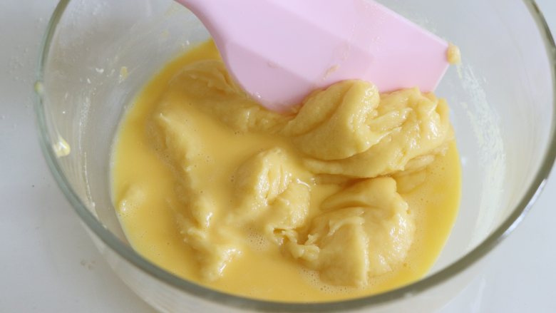 如棉花般口感的戚风蛋糕（烫面+水浴法）,状态是又稀到面团状，在变为细腻的稀的蛋黄糊。