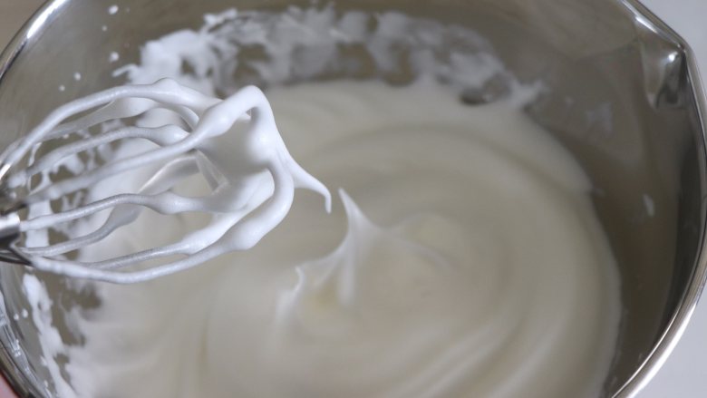 如棉花般口感的戚风蛋糕（烫面+水浴法）,直到蛋白变得光滑细腻，而且，出现的小的弯钩，即可。