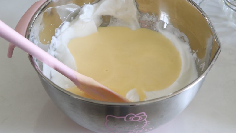 如棉花般口感的戚风蛋糕（烫面+水浴法）,翻拌均匀后，倒入蛋白盆中，继续翻拌均匀，就得到蛋糕糊了。