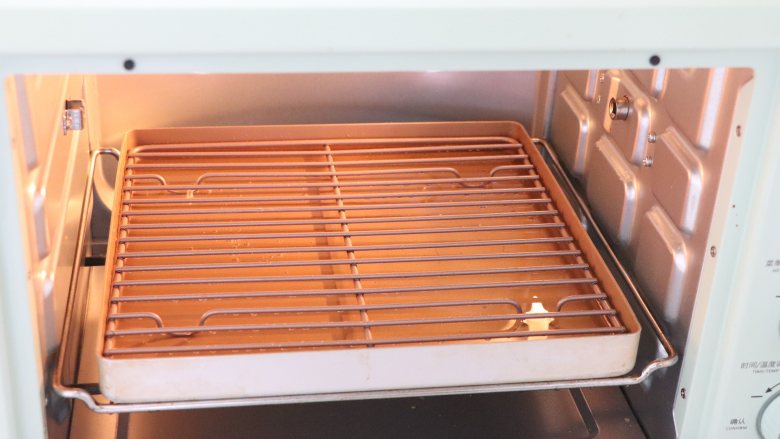 如棉花般口感的戚风蛋糕（烫面+水浴法）,提前准备好水浴的烤盘，上面加一个网架，并提前预热烤箱，170度。