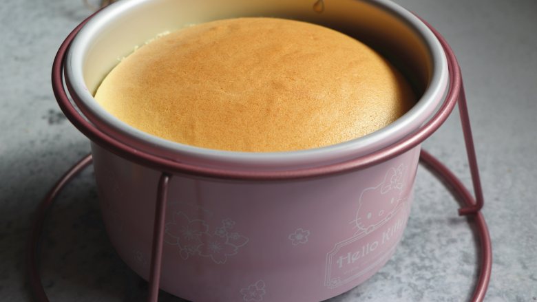 如棉花般口感的戚风蛋糕（烫面+水浴法）,放入预热好的烤箱中，170度50分钟。。
